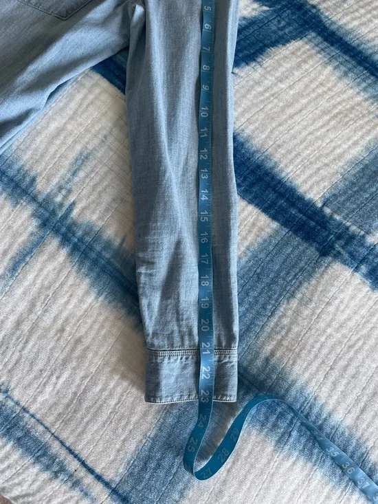 Madewell Classic Light Chambray Button Down Shirt in Medium - Picture 15 of 15